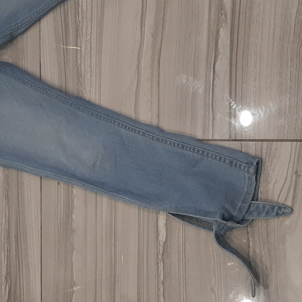 Levis - Picture 3 of 10
